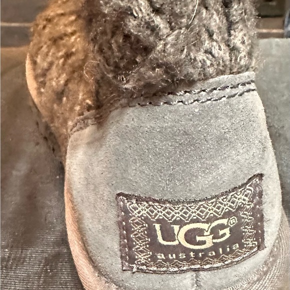 UGGS - Picture 2 of 4